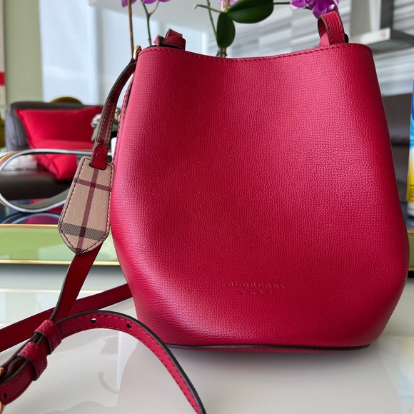 Burberry Small Lorne Bucket Bag - Picture 3 of 8